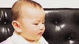 小宝宝没人抱气得叫妈妈，嘟嘴的小表情萌翻了！