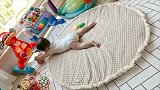 小宝宝自顾自地趴着玩玩具，看她这么乖当妈的反而有点失落呢