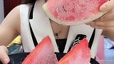 吃冰冰冻的西瓜哈