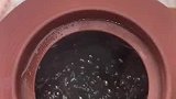 女子想喝奶茶，就用陶罐自己煮了一壶，不正宗啊美女