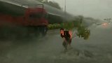 大暴雨冲坏道路中间下水道，危险时刻，英雄大哥挺身而出！