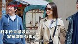 吉娜郎朗穿情侣装现身机场，全程紧贴超甜蜜