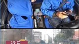 孩子发高烧妈妈急哭，的哥连闯红灯紧急护送