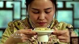 蟹黄汤包的吃法口诀：轻轻提慢慢移，先开窗后喝汤，一扫光满口香