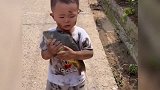 搞笑配音-小屁孩救鱼搞笑瞬间，原谅我不厚道的笑了