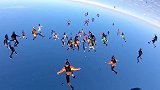 太震撼了！白人一起参加高空跳绳，并手牵手下落！