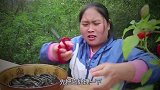 胖妹挑一桶泥鳅做美食，个个肉肥味美，胖妹这次带大洋尝尝鲜