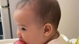 要长乳牙的人类幼崽，这声音是给苹果抛光呢