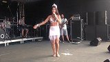 塔利斯卡新女友人是人气歌手 爱穿露脐热裤演唱会上劲歌热舞