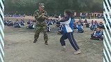教官发现一小姑娘练过跆拳道,就把她叫出来,比较一下高低