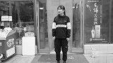 熊孩子逛超市，花1元买了一块巨型石头糖，咬了一口崩掉2颗门牙