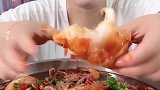 今天做了一锅海鲜料理，这么大个的龙虾尾你不爱吗