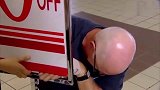 男子手无辜被压，路人又闯祸了