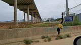 宝宝睡在脏乱的床上，夏天穿厚衣服盖两个厚被，屋子很臭