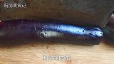 今天才知道，原来炒茄子不能先放油，学会这个技巧，不吸油不油腻