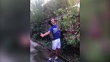 澳网赛前德约科维奇飙演技 在浇水器前“淋浴”