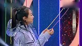 贾玲摆好造型,一脸无所谓,不料下一秒就被宋茜泼水