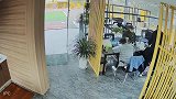 监控拍下盐城地震时办公室一幕，这群小伙的求生欲好强