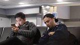 人性测试：假装睡着靠在路人肩上睡觉，人们都会有怎样的反应呢？