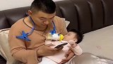 爸爸带娃靠智慧，妈妈带娃靠体力，这一幕真是太有才了