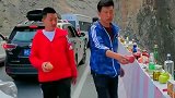 大桥上摆满了贡品，为烈士鸣笛，这才是我们应该崇拜的英雄！