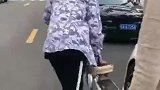 先发制人的重要性，小伙成功逃过一劫，结局实在太搞笑了