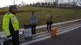 情侣出游路上吵架 闺蜜劝架反被男子打：两女子皆被扔高速
