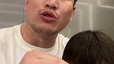 我每天要忙公司的事，争取时间陪小孩，并保持训练、让前空姐很哇塞的女人可以买包，健身是习惯不是全部加油！