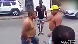 笑喷！两位小哥街头上演WWE  果然体重就是力量