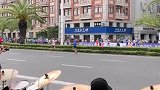 大哥跑步途中遇到助威乐队，快乐起舞！