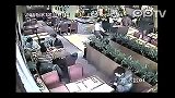 监控实拍小偷餐馆偷钱包 1分44秒是亮点