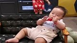 小家伙比我会享受，想当年我这个年纪还在田里玩泥巴