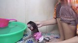 主人给猴宝宝洗澡，一边洗澡一边和主人聊天，萌萌哒！