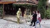 国外爆笑街头恶搞，铜人突然就动了起来，路人的反应太好笑了