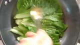 小白菜这样简单的做法，不炒不炖不油炸，清淡爽口，美味又下饭