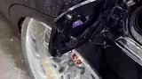 水枪对着加油口喷，网友见状议论纷纷