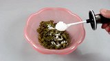 葡萄干直接吃真的很脏，教你简单1招，灰尘虫卵轻松洗出来