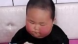 宝宝虽然胖了点，他的一举一动可爱极了，这样的宝宝你们喜欢吗？