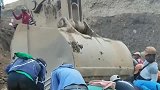 一堆人挖泥巴，他们的胆子真是太大了，难道就不怕受伤吗？