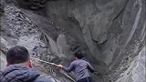 沙土堆突然塌方