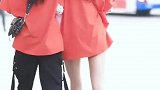 杭州街拍美女,两位同款衣服小姐姐,你更喜欢哪一个呢