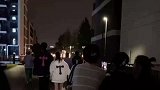 小姐姐背着室友约会，被一堆室友偷拍