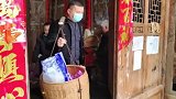 春节临近，水尾镇、村干部为独居老人、特困供养户送上暖心糍粑