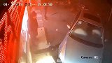 男子驾车猛冲路边车辆行人 致5伤8车受损