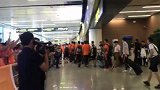 中超-17赛季-真爱！鲁能客场挑战辽宁 球迷等候在机场迎接球队-新闻
