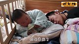 1岁宝宝专注喝奶，爸爸在旁边求关注，宝宝：真是个磨人的老妖精