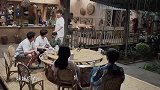 看着哥哥们嗨歌热舞，妹妹也跟着乐呵 何老师说妹妹永远
