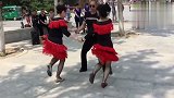 最新广场舞视频大全-20190410-一男二女广场舞，跳的真漂亮，有创意！
