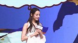 热巴好职业，条纹西装＋深蓝手包＝状态又好看？超气场