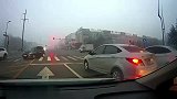 行车记录仪实拍：什么情况啊，变道都不会，真是郁闷